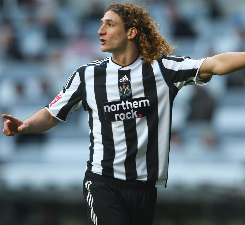 武藤嘉紀の新天地、ニューカッスルの「25年間分のホームキット」をまとめて見る｜写真13