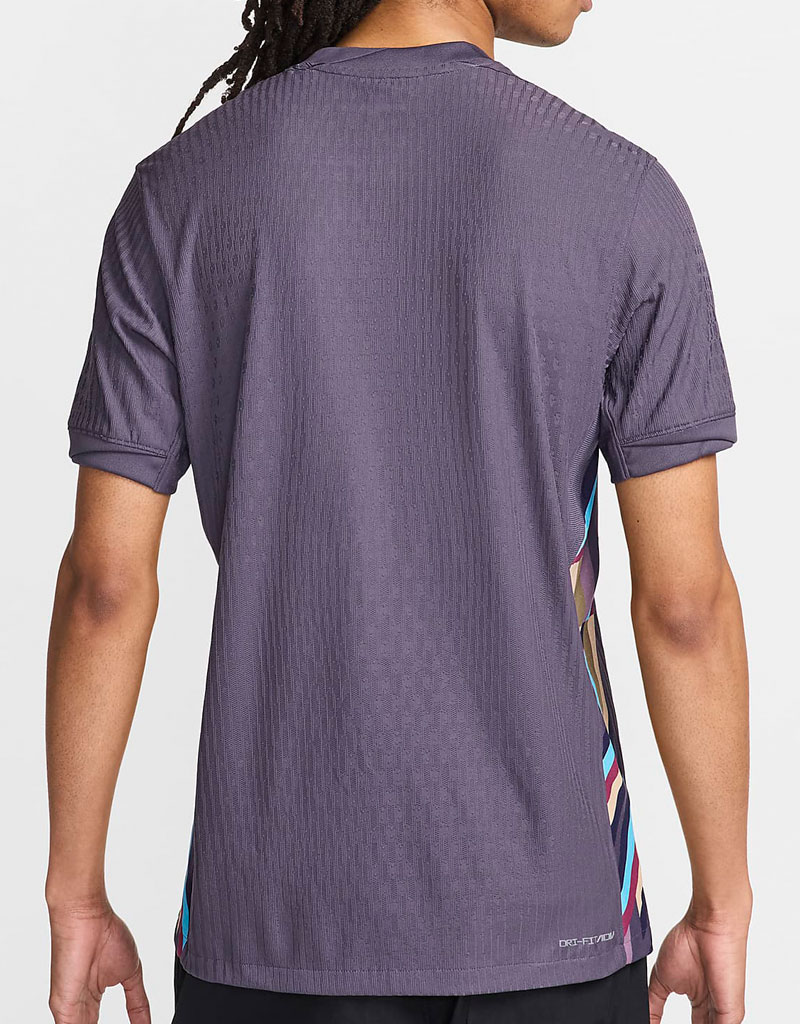 イングランド代表がEURO2024に向けた新ユニフォームを発表！アウェイは「紫色」の“型破り”デザイン｜写真6