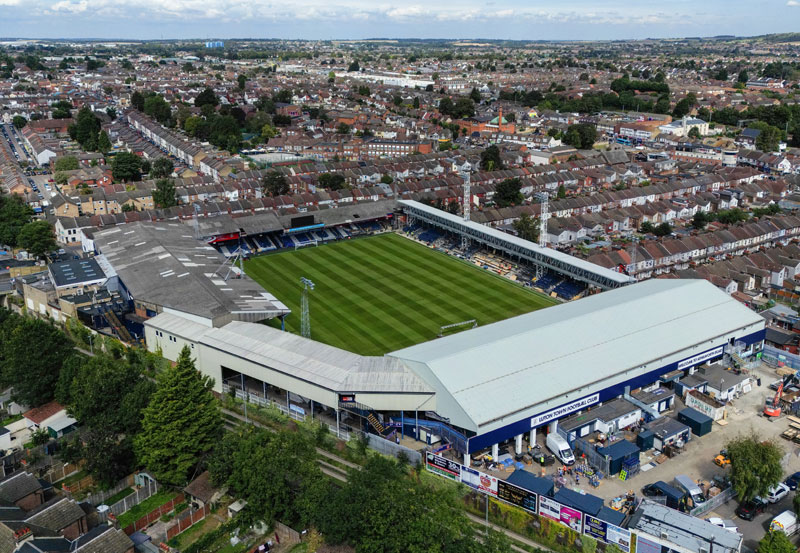 ルートン・タウン、ついにプレミア初勝点！最新ユニは「住宅地のスタジアム」へ敬意の“初代色デザイン”｜写真5