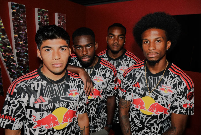 NYレッドブルズ、「HIP HOP誕生50周年」を祝う新ユニを発表！黒白の記念ラベルは“あの検閲マーク”｜写真9