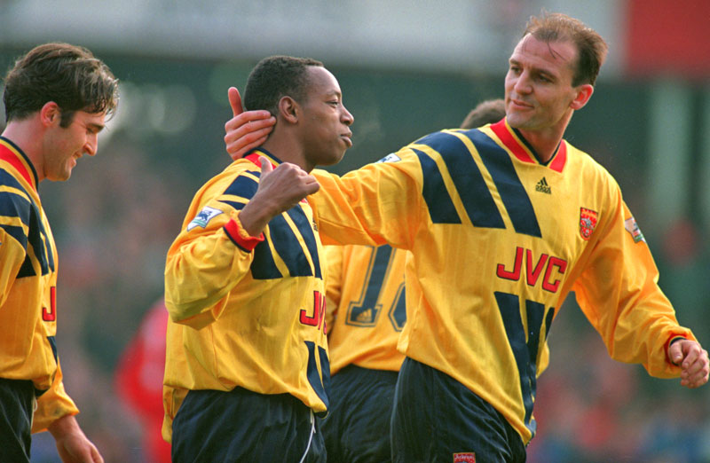 アーセナル、懐かしのユニフォーム復活！イメージ写真は「読書する岩渕真奈」｜写真4