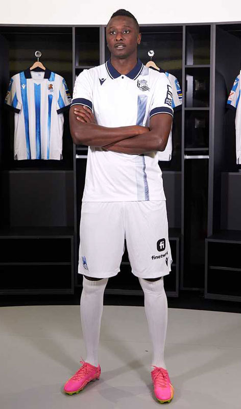 久保所属のレアル・ソシエダ、ポロ襟がオシャレな23-24新ユニ登場！“胸ロゴなし”がイケてる｜写真5