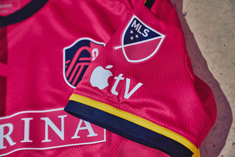 リンゴの「Apple TV」ロゴも！新規参入セントルイス、MLS“初ユニフォーム”を発表｜写真3