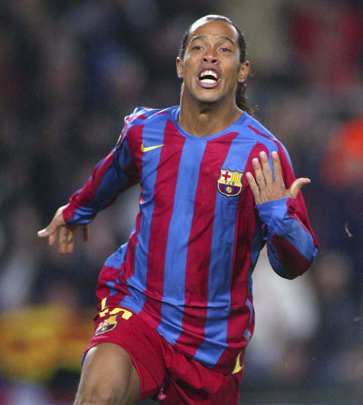 逮捕のロナウジーニョ、選手時代を「かっこいいユニフォーム姿」で振り返る｜写真2