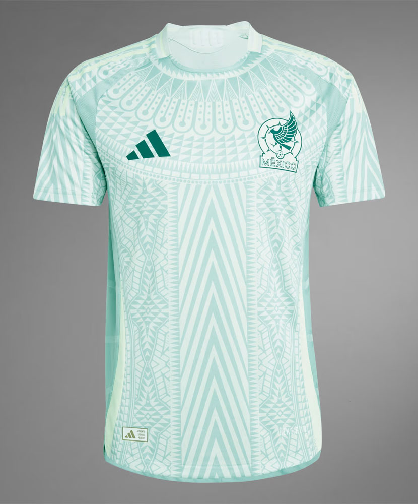 今回も強烈！メキシコ代表、「鷲の羽」デザインの新ユニフォーム発表　薄緑色のアウェイは「ヘビ柄」に｜写真5
