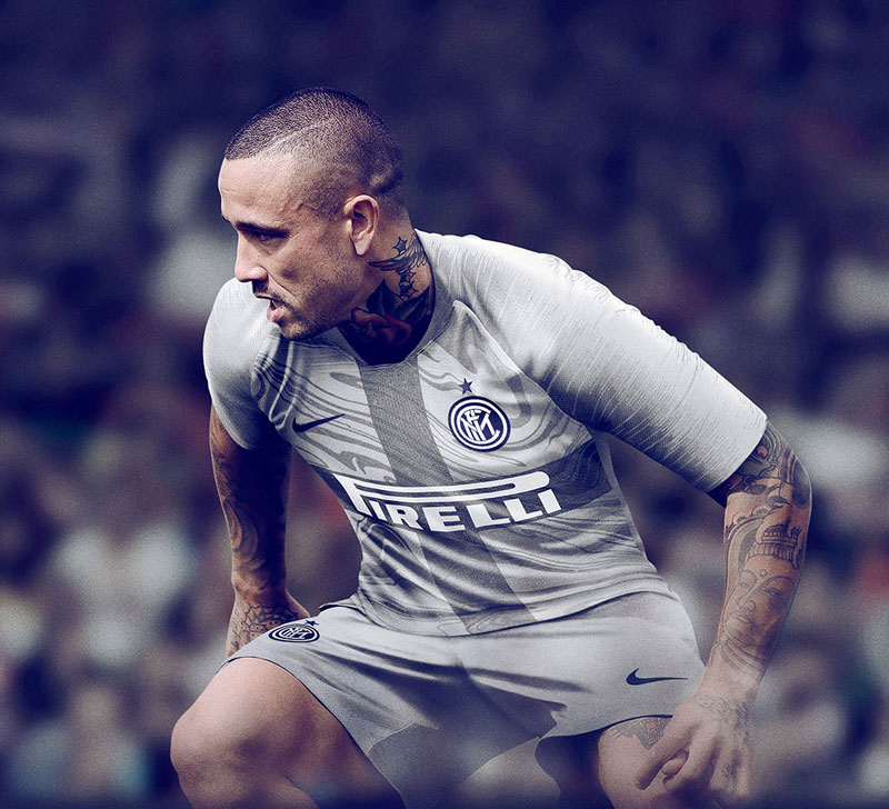 インテル、「大聖堂」に閃きを得た2018-19新サードユニフォーム！背番号も掲載｜写真5