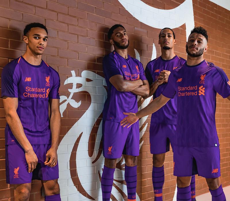 5年ぶりに紫が登場！リヴァプール、23-24サードユニは“波紋”を描くミニマルデザイン｜写真3