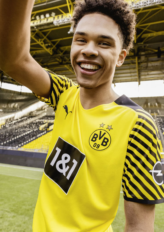 ドルトムント、2021-22新ユニフォーム発表！袖に「ストライプ復活」｜写真3