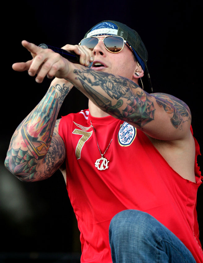 サッカーと音楽のコラボ！これが「世界的ミュージシャン」のユニフォーム姿｜写真4