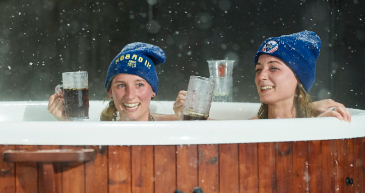 雪のなか美女が「プールで試合観戦」！仰天の“ジャグジー席”が登場｜写真3