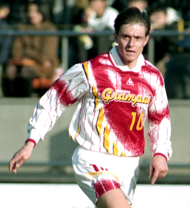 “快調”名古屋グランパス！これぞ誇るべき「歴代最高のユニ」10着｜写真9