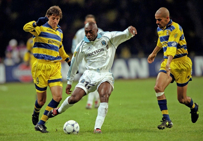 パルマ、90年代「黄金期のユニフォーム」が復活！背番号もそっくり｜写真4