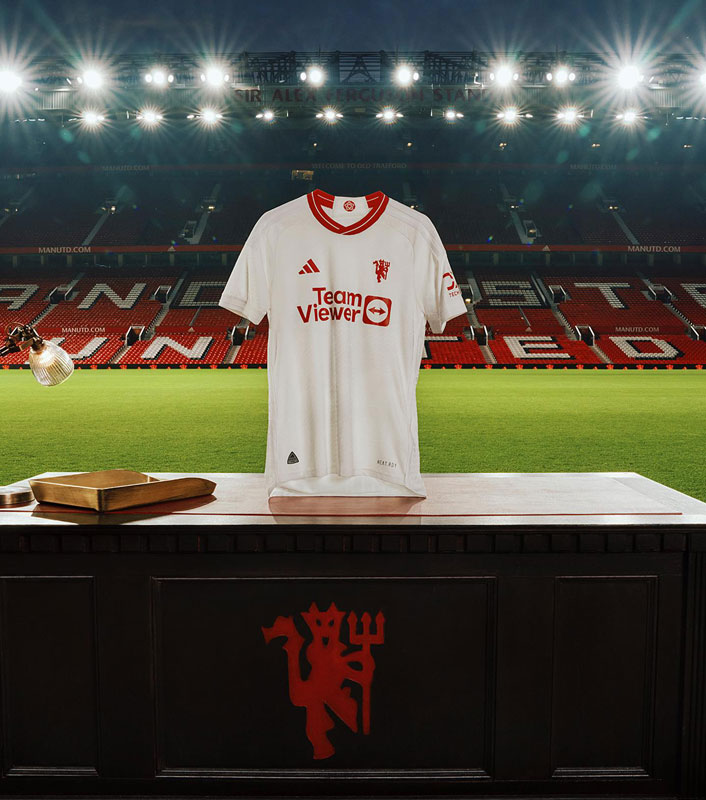 「赤い悪魔」がソロデビュー！マンチェスター・ユナイテッド、23-24新サードユニで“レッドデビル”へ敬意を表す｜写真9