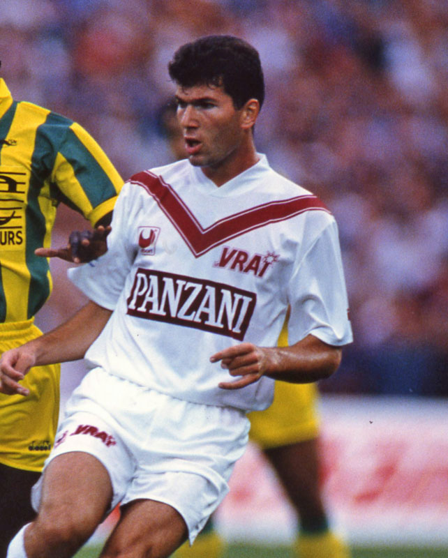 名門ボルドー、ユニークな新ユニフォームを発表！「ジダンの華麗なるターン」を描く｜写真4