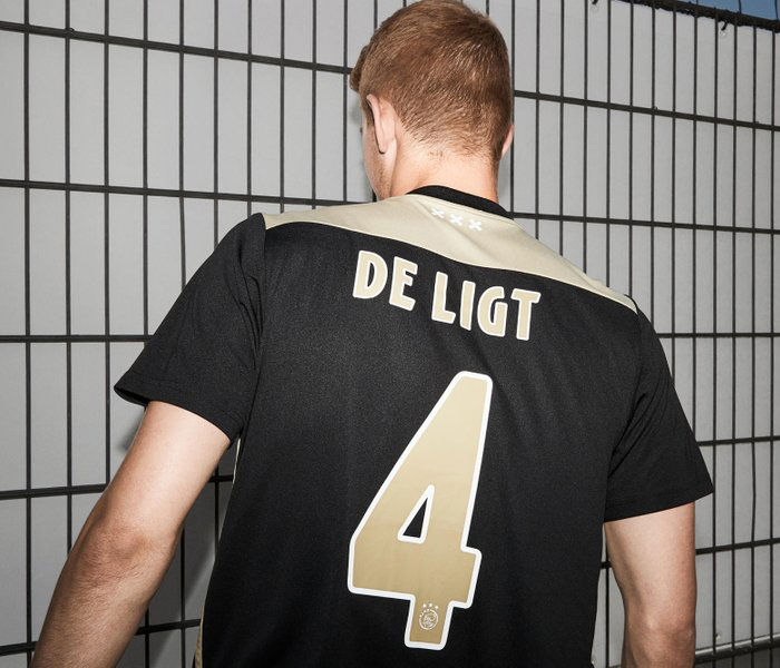 アヤックス、「ブラック＆ゴールド」の2018-19新アウェイユニフォームを発表！｜写真5