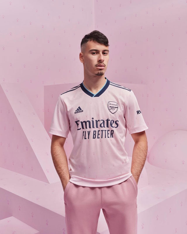 初の「ピンクユニ」登場！アーセナルが22-23新サードユニフォームを発表｜写真5