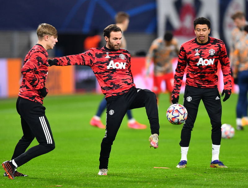 まるでスライム！マンチェスター・U、迷彩柄の新作プレマッチトップが登場｜写真3