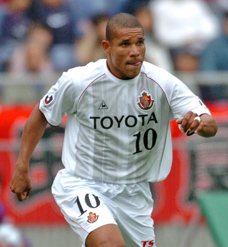 “快調”名古屋グランパス！これぞ誇るべき「歴代最高のユニ」10着｜写真8