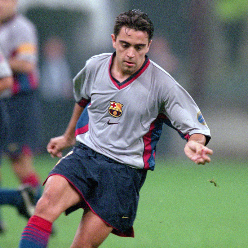 バルセロナ、「十字勲章30周年」の22-23新サードユニフォーム発表！色は“復活のグレー”｜写真4