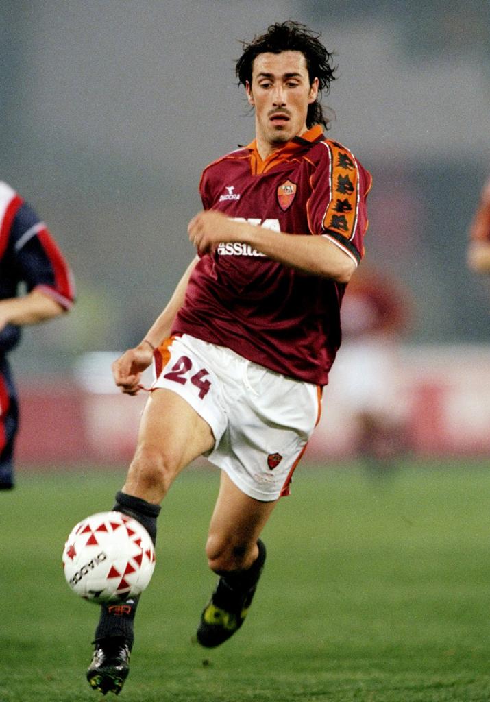 ローマが「伝説の勝利」25周年の新ユニフォームを発表！主役となった“レジェンドFW”がモデルで登場｜写真6