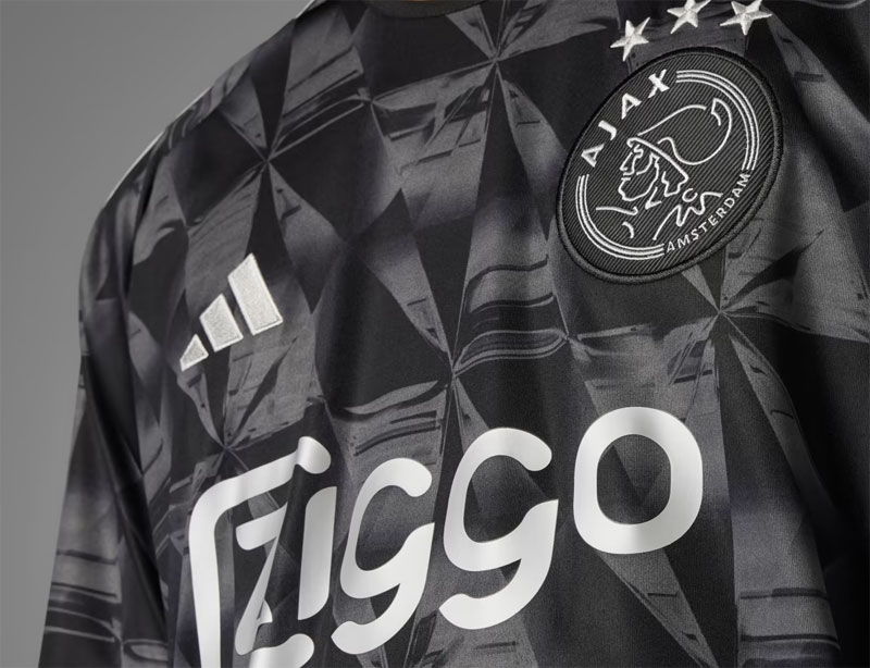英雄リトマネン登場！アヤックス、「漆黒ダイヤモンド」をデザインの新サードユニを発表｜写真4