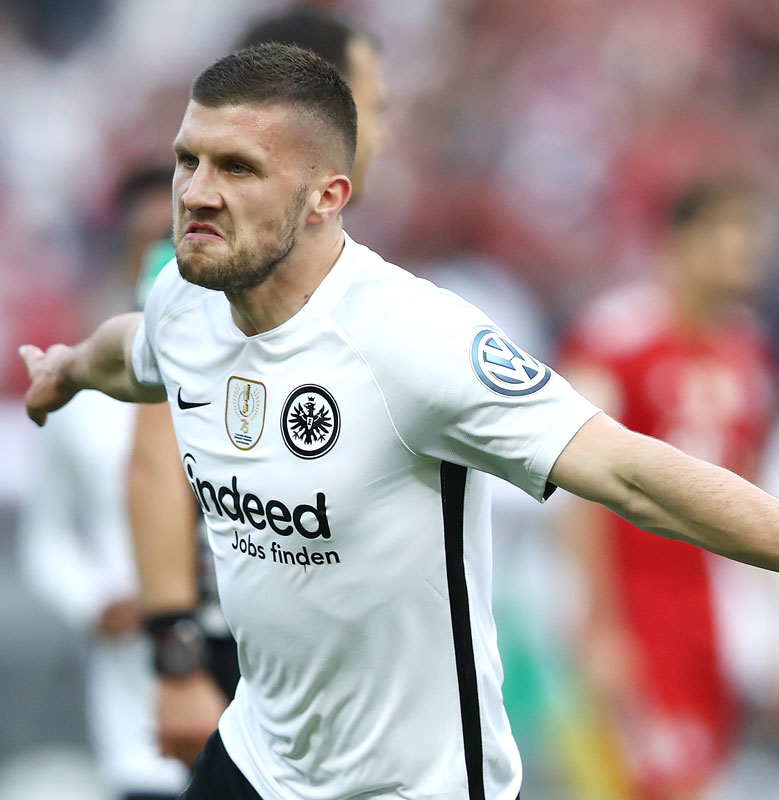 フランクフルト、DFBポカール「決勝戦限定ユニフォーム」が登場！鎌田大地“最後のユニ”に｜写真4