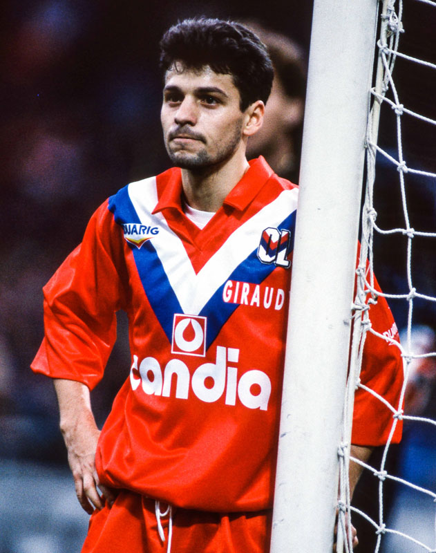 降格危機の名門リヨン、今季アウェイユニのエンブレムは80年代「1部昇格の象徴」デザインだった｜写真5