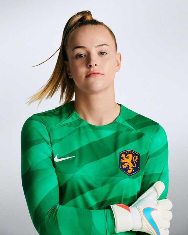 オランダ女子代表、W杯新ユニを発表！青は「女性王族のドレス」｜写真5