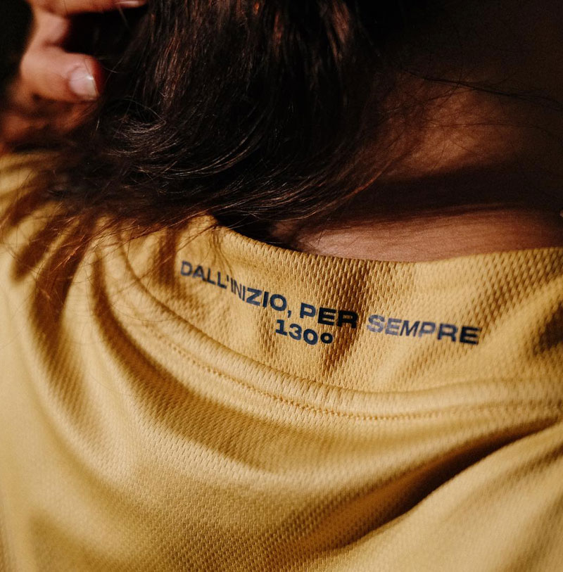 ジェノアに美しき「130周年記念ユニフォーム」登場！エンブレムも“特別仕様”の華やかな歴史的一着｜写真4