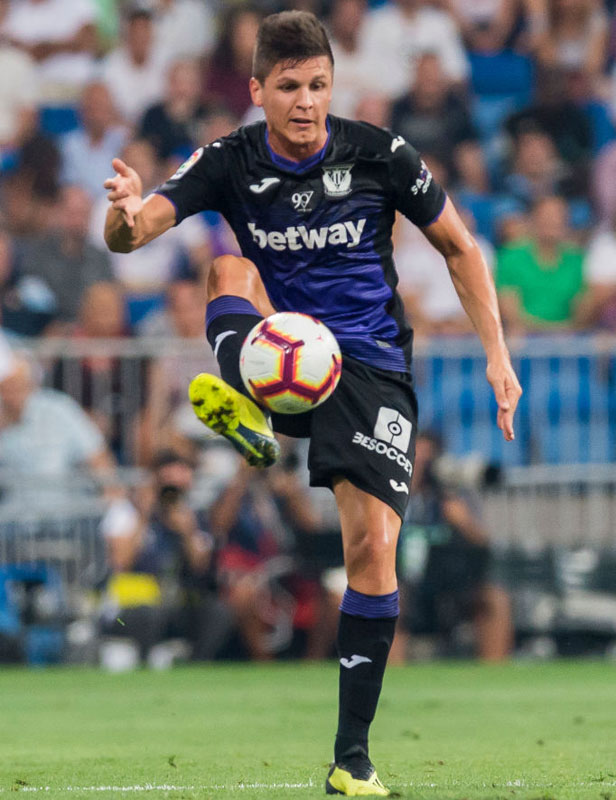 レガネス、2018-19新ユニフォームが登場！今季も「女性への暴力反対」を訴える｜写真12