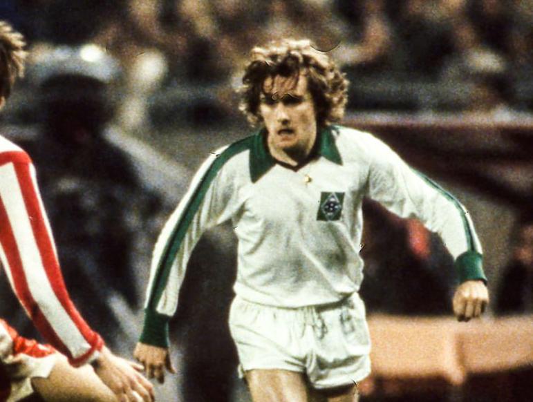 主役は板倉！ボルシアMGが23-24新ユニを発表 「黄金期」を落とし込む傑作デザイン現る｜写真4