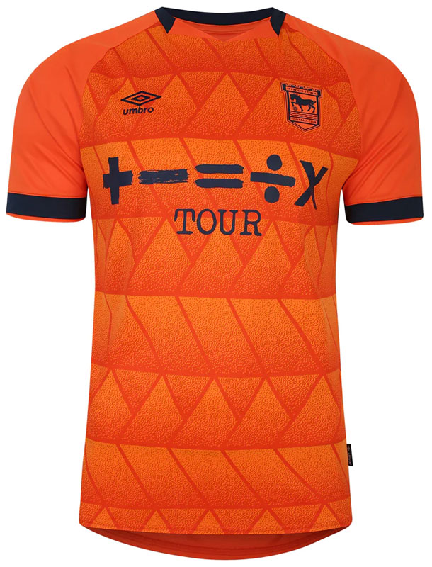 “胸ロゴ”は歌手エド・シーラン！イプスウィッチ、「音楽×フットボール」の23-24新ユニが登場｜写真4