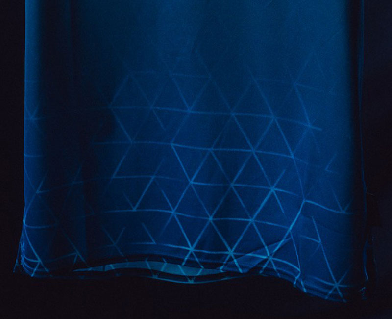 ウェストハム、美色マリンブルーの新サードユニが登場！逆三角形でスタジアムの“アレ”を描く｜写真4