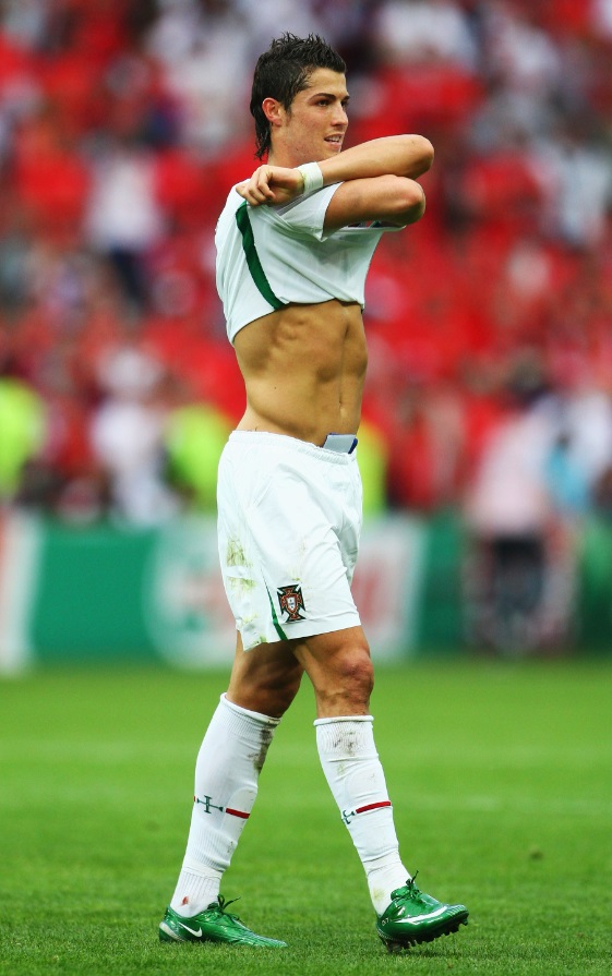 筋肉王！クリスティアーノ・ロナウド、EURO5大会の歴代筋肉まとめ｜写真5