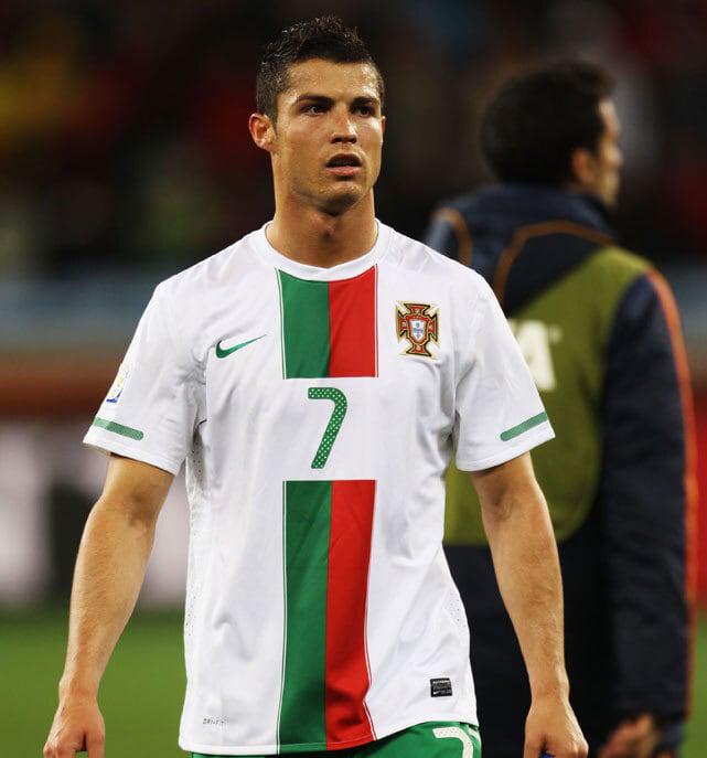 ポルトガル代表、“歴史を着る”国旗ストライプ！今こそ推したい「懐かしユニフォーム」｜写真4