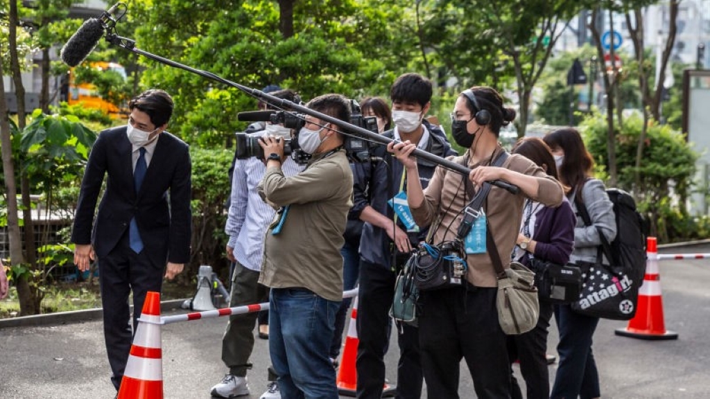 伊東純也、佐野海舟の性加害報道はどう違う？週刊誌報道、新聞報道の信ぴょう性の見極め方を元警察担当記者に聞く｜写真4