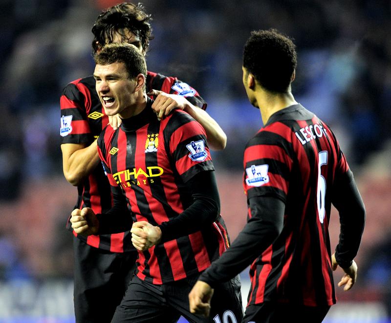 マンチェスター・シティ、22-23新アウェイユニフォーム発表！「伝説の赤黒復活」｜写真4