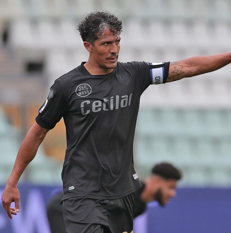 黒ずくめの組織…みたいな「超・漆黒のユニ」を8着そろえてみた｜写真4