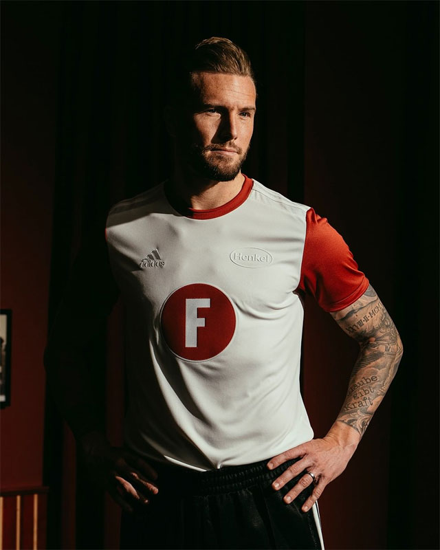 田中碧も着る？デュッセルドルフ、伝説選手を称える「超シンプルなユニフォーム」発表｜写真5