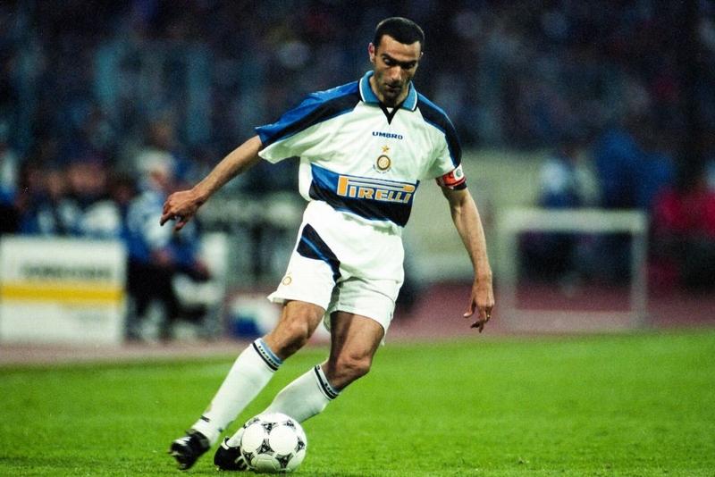 インテルの「下部組織出身のベストイレブン」。バロテッリ…｜写真2