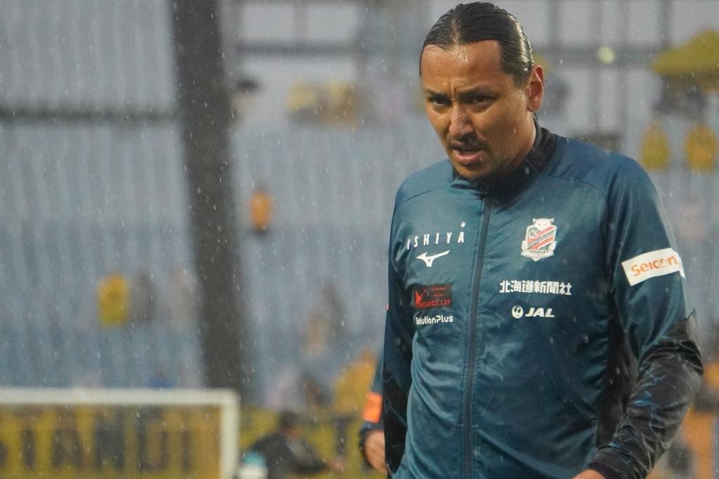 アクシデントもJ2北海道コンサドーレ札幌DF大﨑玲央がチームをけん引！「みんなが同じような絵を描けるように」と守備を統率｜写真6