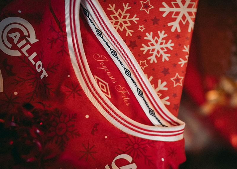 伊東純也も着る？スタッド・ランス、「雪の結晶」クリスマスユニフォームを発表｜写真4