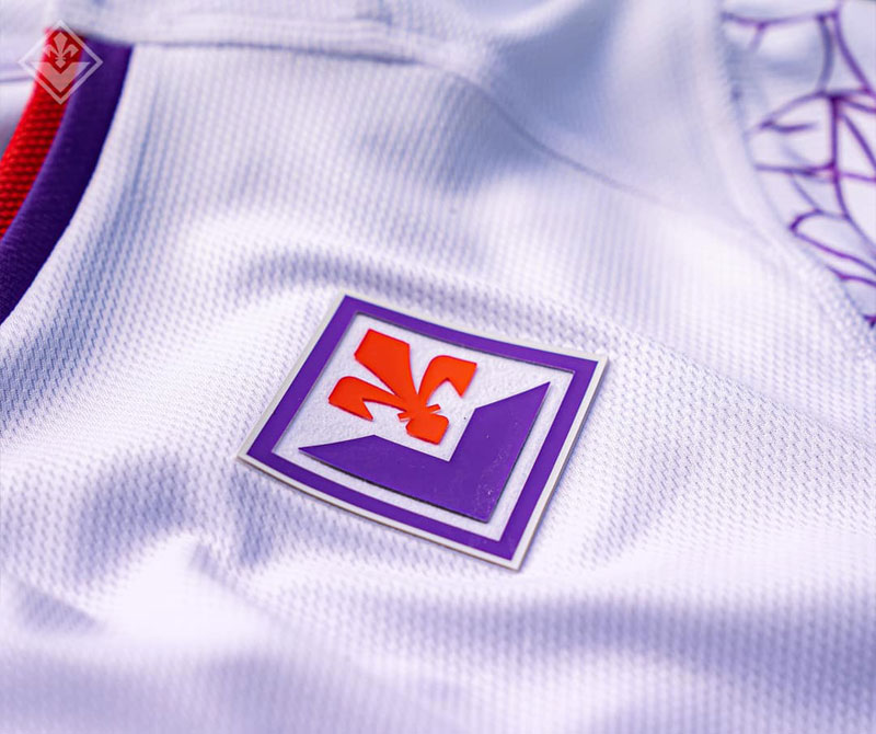 美しきユリの装飾！フィオレンティーナが23-24新アウェイユニを発表｜写真4