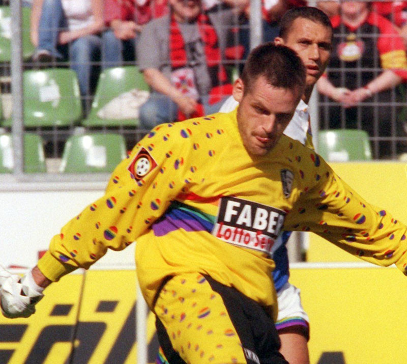 思わず絶句！ブンデスリーガ、90年代「ちょっと酷かったユニフォーム」10選｜写真11