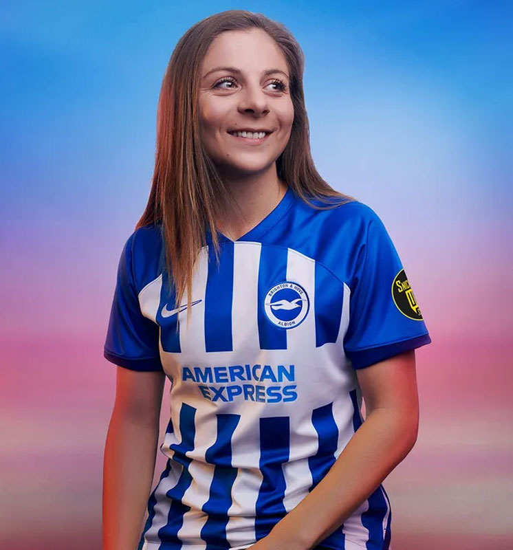 三笘薫が登場！ブライトンが23-24新ユニフォームを発表　久しぶりに“あのデザイン”が復活｜写真6