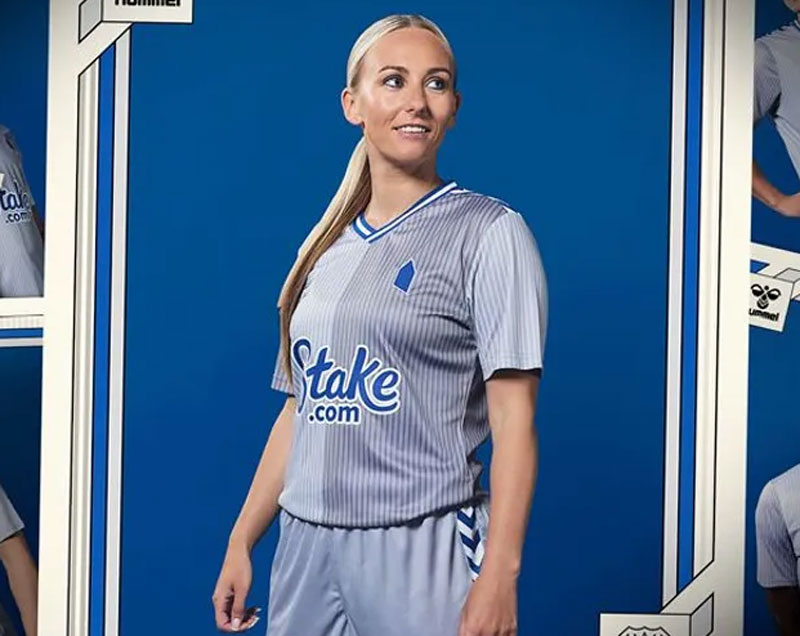 エンブレムが消失？！エヴァートン、胸に「アイコン」の新サードユニを発表　背面に“懐かしロゴ”復活｜写真7