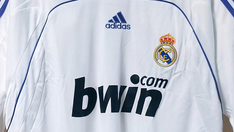 2連覇とラウール復活！レアル・マドリー、今こそ推したい「懐かしユニフォーム」｜写真5