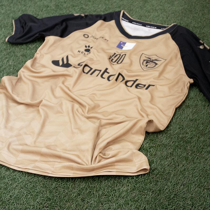 守田英正の新天地、サンタ・クララのユニフォーム！エンブレムは「あのチームにそっくり」｜写真4