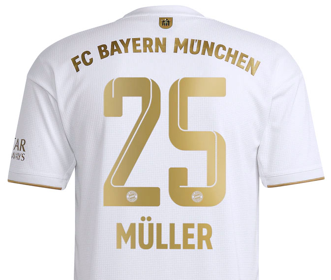 バイエルン、2022-23新アウェイユニフォーム発表！初の「ホワイト×ゴールド」デザイン｜写真4