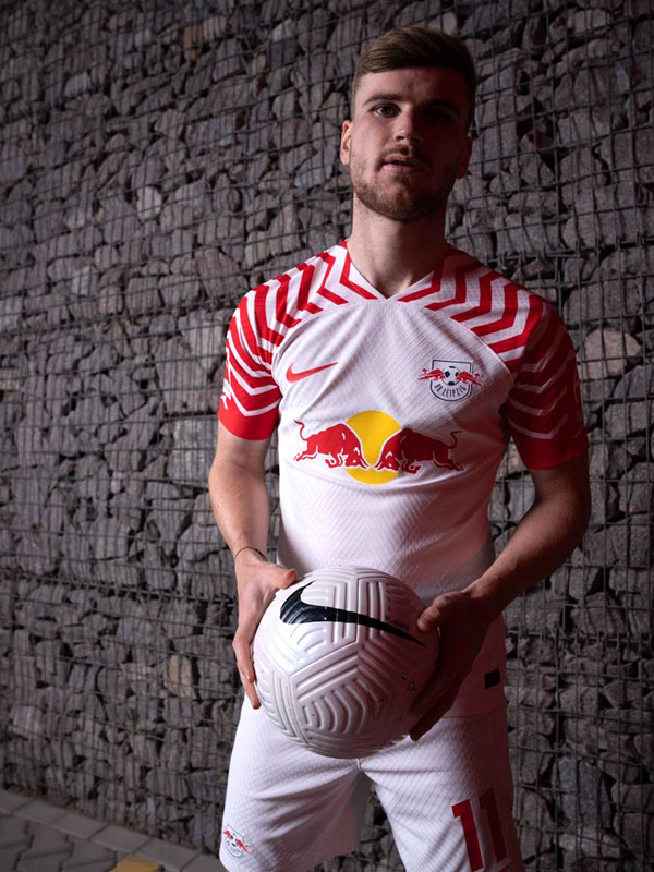 “赤袖”が復活！RBライプツィヒ、23-24新ユニは上昇志向を表現した「気合のデザイン」｜写真6